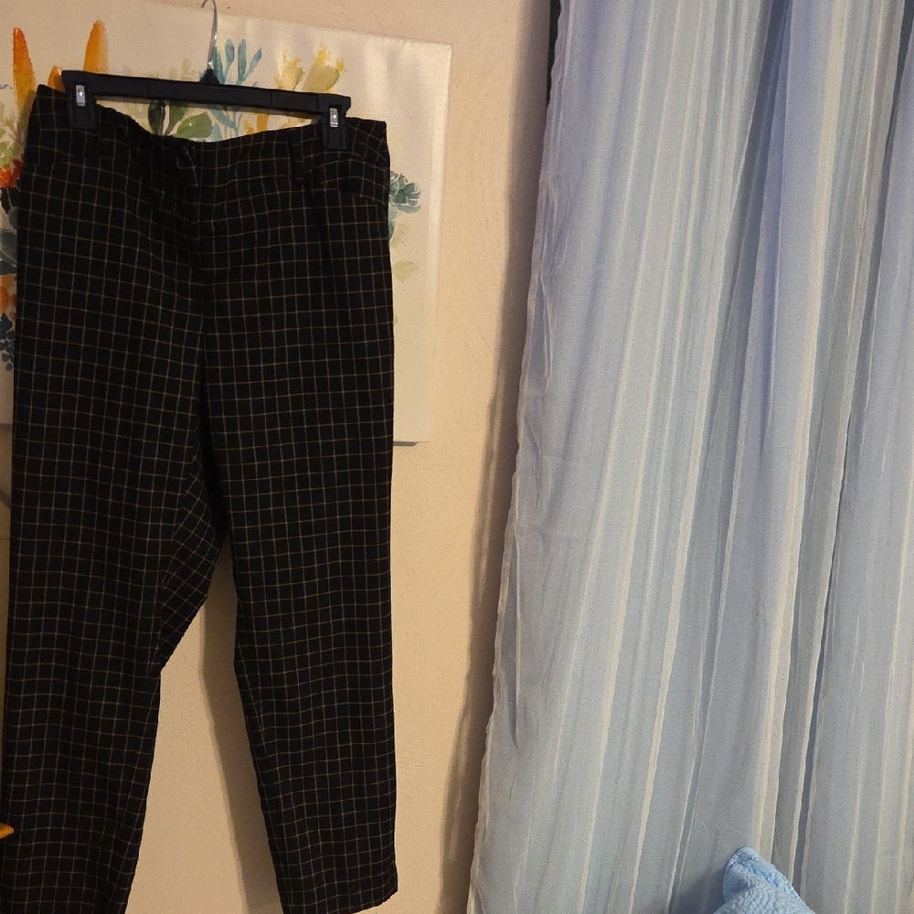 Classic Black Grid Pattern Cropped Pants